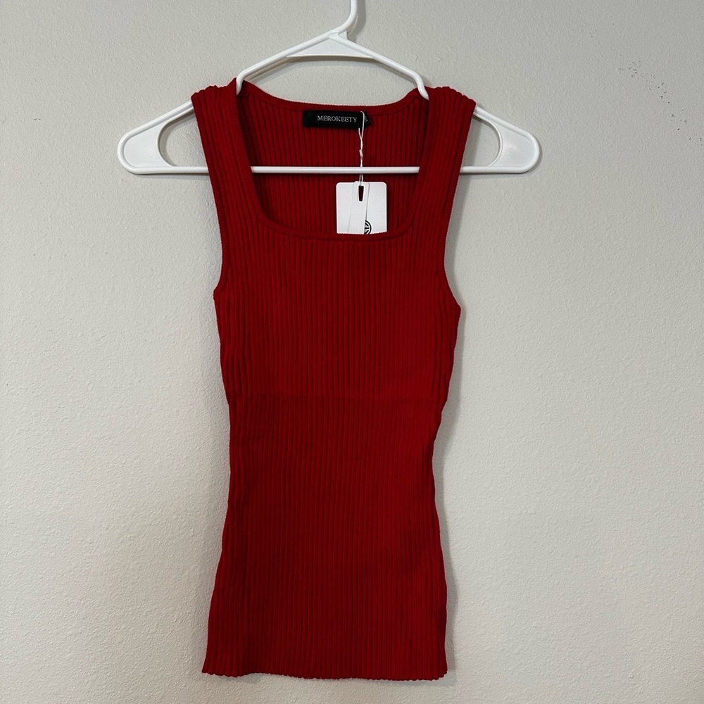 NWT ribbed tank top with a‎ square neckline. It’s Sz M but stretches from Sz S-L